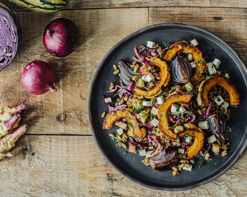 Salade de courge délicata, d’oignons caramélisés et de riz d’avoine