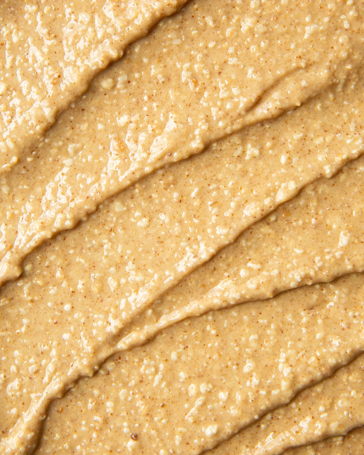 Une photo de la texture du beurre d'arachides et érable de Logan petit lot.